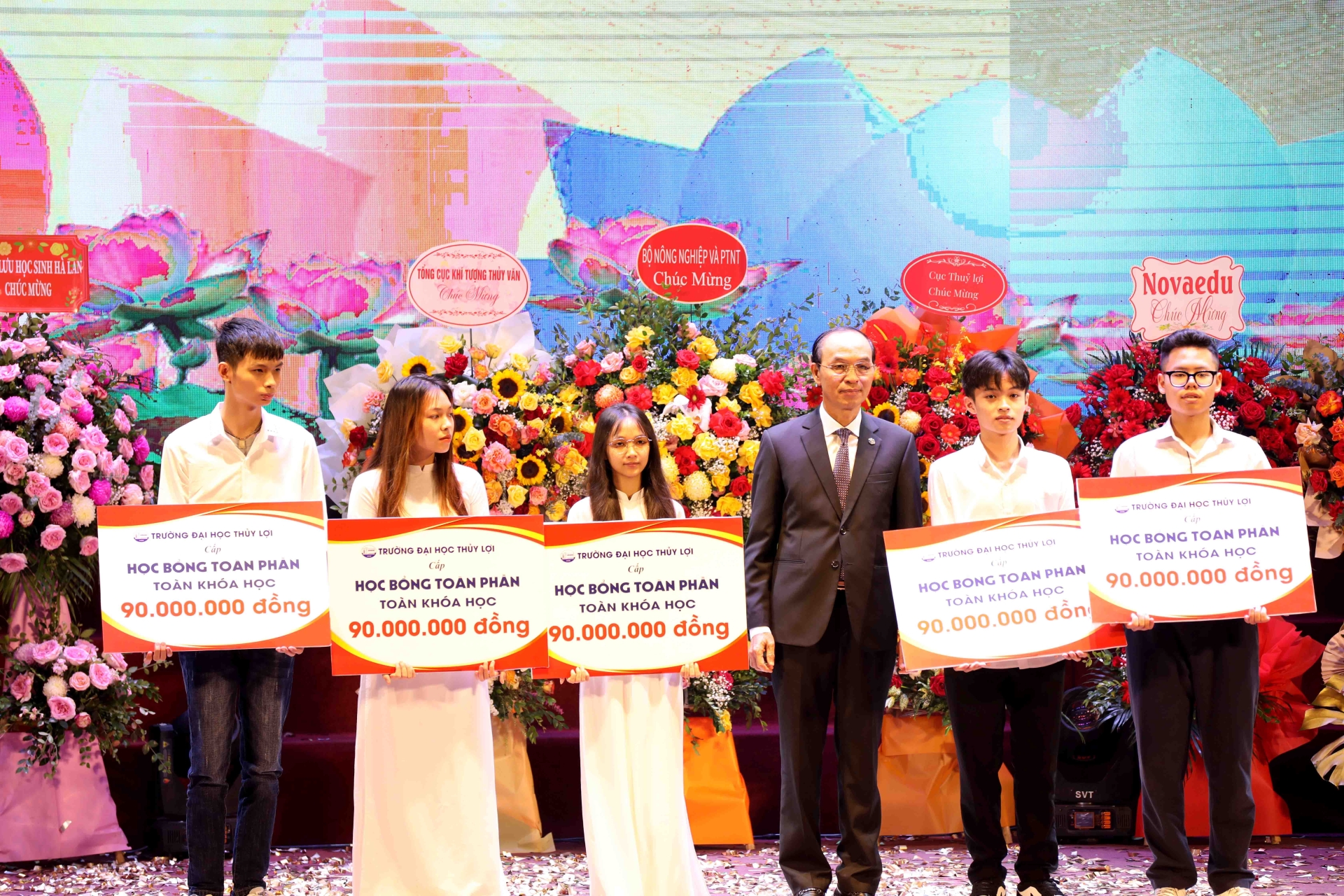 Trao học bổng cho sinh viên ngành Thương mại điện tử TLU