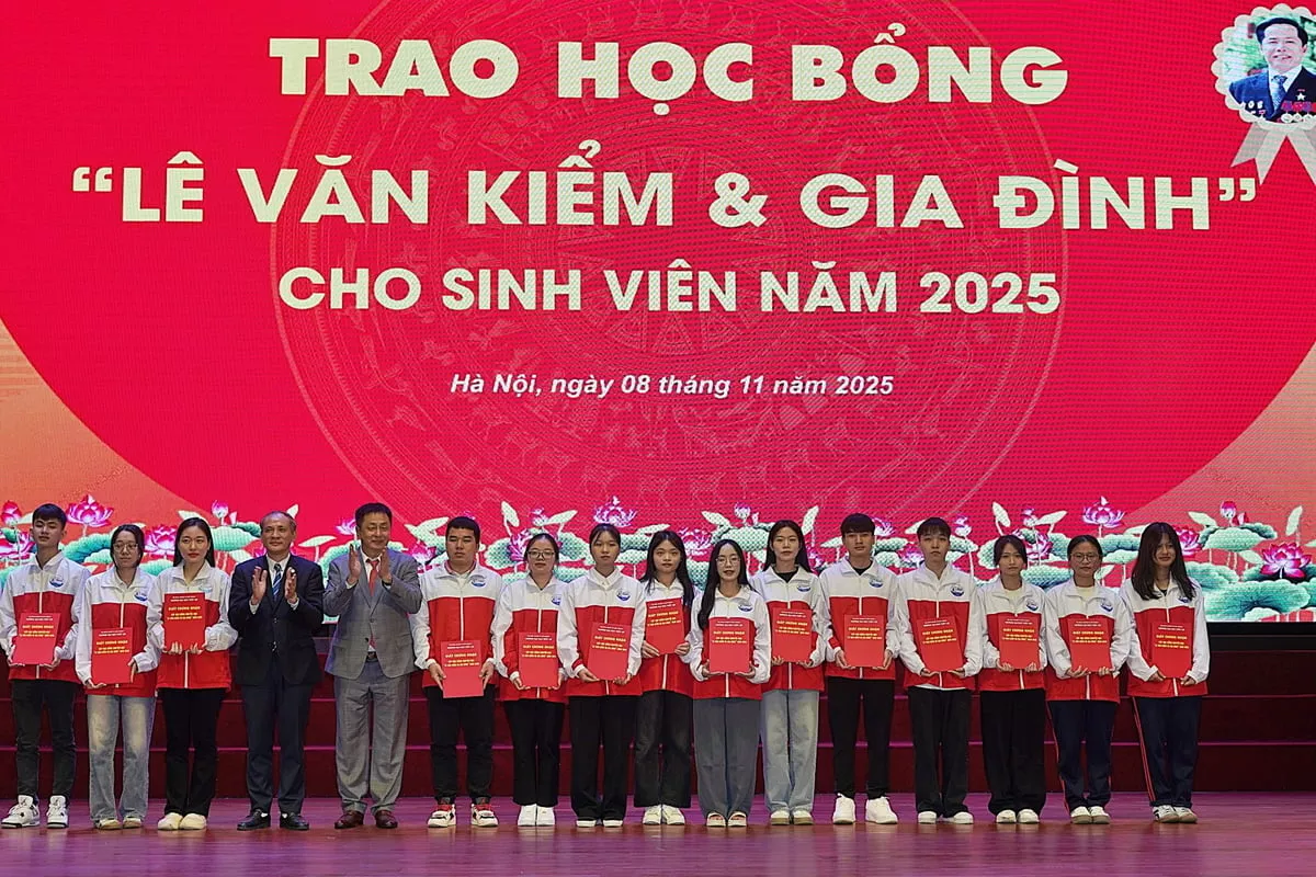 Sinh viên ngành Thương mại điện tử Đại học Thủy lợi nhận hỗ trợ học phí