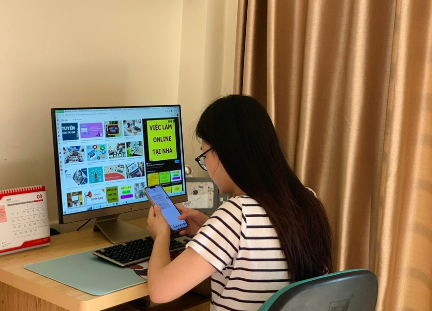 Sinh vi&ecirc;n Đại học Thủy lợi l&agrave;m th&ecirc;m b&aacute;n h&agrave;ng quần &aacute;o