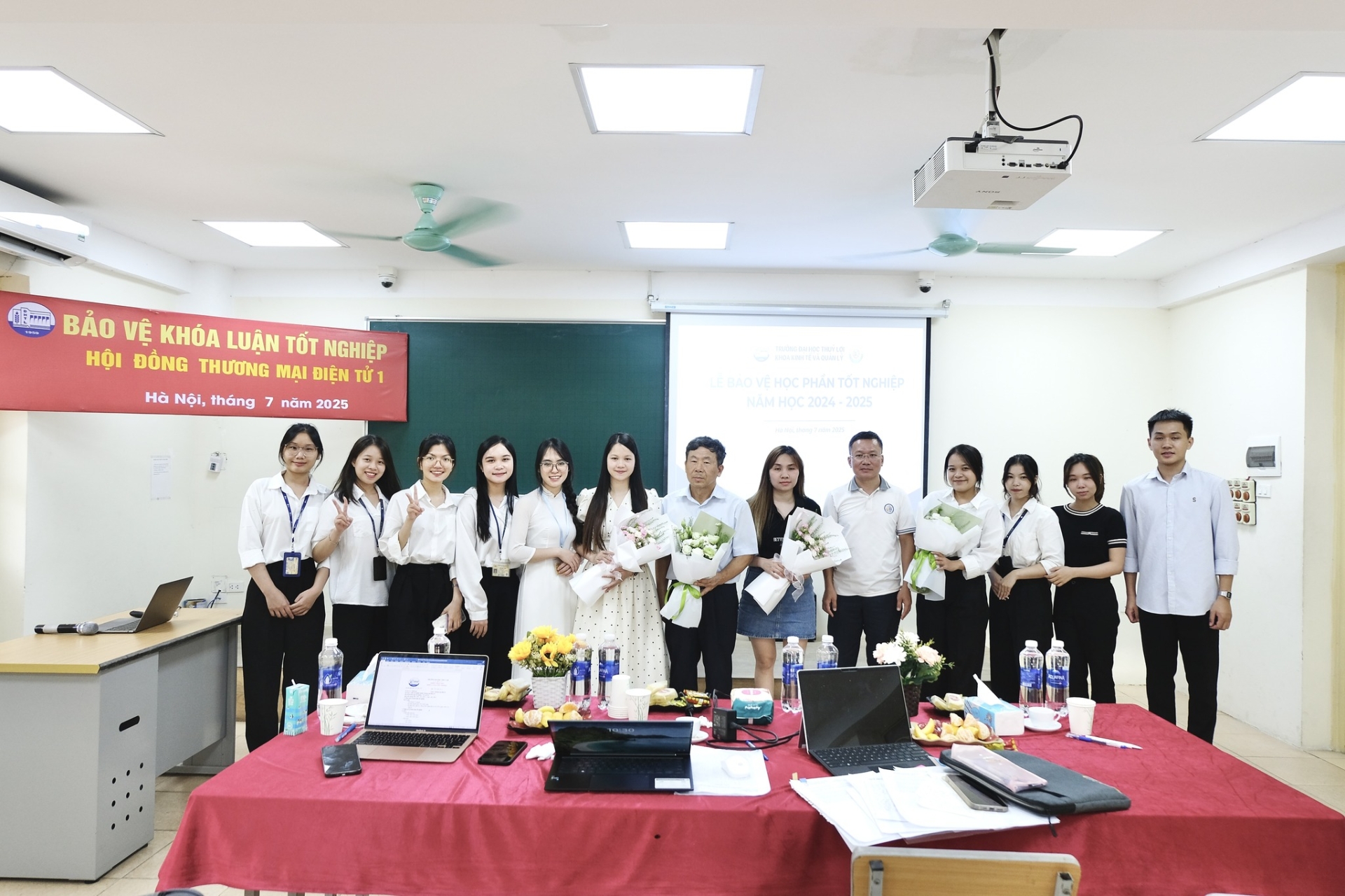 Sinh vi&ecirc;n Thương mại điện tử Đại học Thủy lợi bảo vệ kh&oacute;a luận